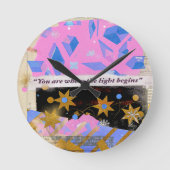 Light Begins Gem Clock – Radiant Pink & Gold Desig Ronde Klok (Voorkant)