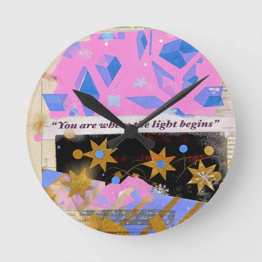 Light Begins Gem Clock – Radiant Pink & Gold Desig Ronde Klok (Voorkant)