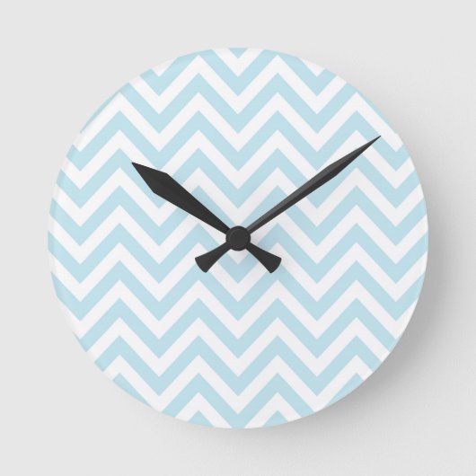 Light Blue en White Chevron Stripe Pattern Ronde Klok (Voorkant)