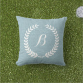 Light Blue Linen Texture White Wreath & Monogram Buitenkussen (Gras)