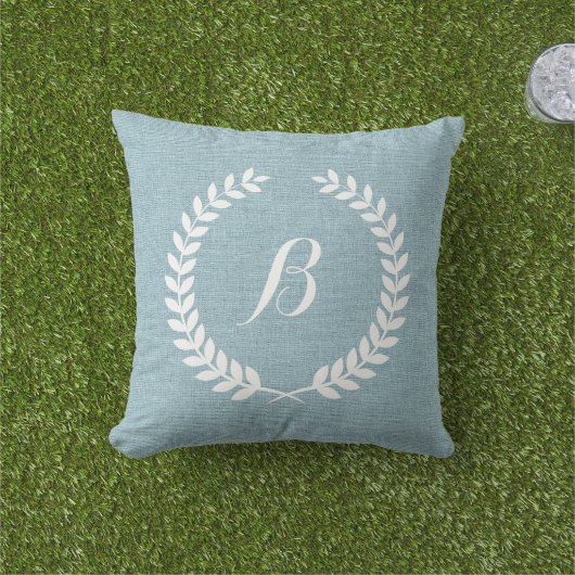 Light Blue Linen Texture White Wreath & Monogram Buitenkussen (Gras)