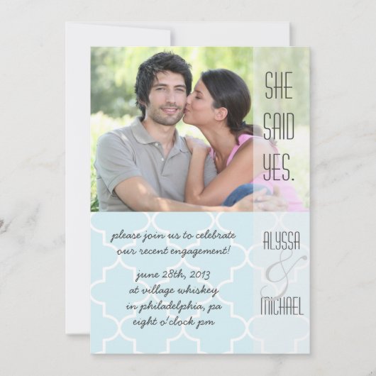 Light Blue Quatrefoil Engagement Party Kaart (Voorkant)