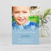 Light Blue Stars Kinder Photo Birthday Invitation Kaart (Staand voorkant)
