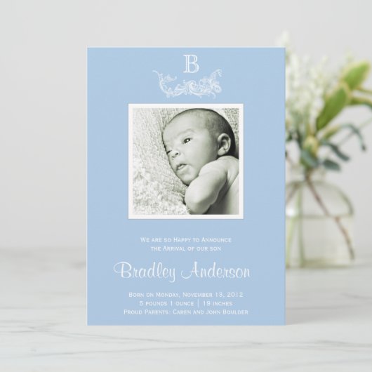 Light Blue White Lijst Monogram Baby Aankondiging (Staand voorkant)