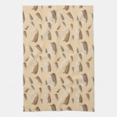 Light colored pebbles scattered on sand theedoek (Verticaal)