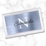 Light Dusty Blue Faux Metallic Folie Monogram Visitekaarthouder<br><div class="desc">Creëer uw eigen zwart-wit monogrammed modern,  minimalistisch hoesje van het visitekaartje. Modern monoline stijlmanuscript voor haar naam over een meer klassieke doopvont van het stijlmonogram. De achtergrond is voorzien van een faux lichtblauw en stoffig blauw,  geborsteld metaal stijlbladaluminium dat prints als een foto.</div>