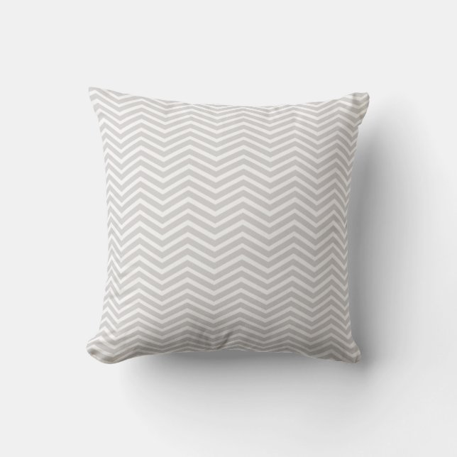 Light Grey and White Chevron Stripes Pattern Kussen (Voorkant)