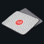 Light Grey Chevron Pattern Linen Texture Monogram Laptop Sleeve<br><div class="desc">Elegant licht grijs en wit retro chevron geometrisch naadloos patroon met linnen textuur en aanpasbaar en optioneel monogram. Aanraakvlak met oranje-rood.</div>
