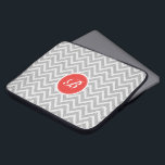 Light Grey Chevron Pattern Linen Texture Monogram Laptop Sleeve<br><div class="desc">Elegant licht grijs en wit retro chevron geometrisch naadloos patroon met linnen textuur en aanpasbaar en optioneel monogram. Aanraakvlak met oranje-rood.</div>