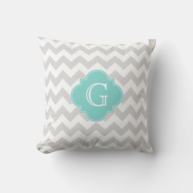 Light Grey White Chevron Aqua Quatrefoil Monogram Kussen (Voorkant)