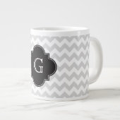 Light Grey White Chevron Black Quatrefoil Monogram Grote Koffiekop (Voorkant rechts)