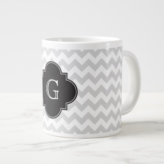 Light Grey White Chevron Black Quatrefoil Monogram Grote Koffiekop (Voorkant rechts)