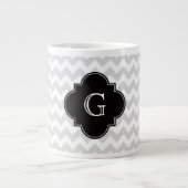 Light Grey White Chevron Black Quatrefoil Monogram Grote Koffiekop (Voorkant)