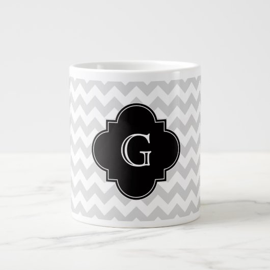 Light Grey White Chevron Black Quatrefoil Monogram Grote Koffiekop (Voorkant)