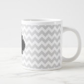 Light Grey White Chevron Black Quatrefoil Monogram Grote Koffiekop (Rechts)