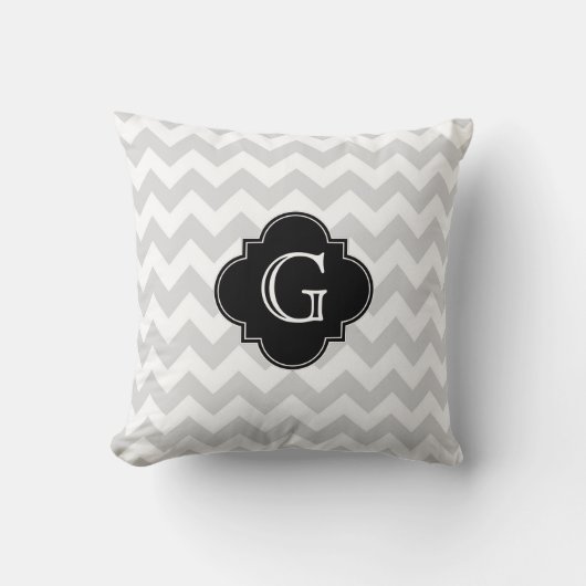 Light Grey White Chevron Black Quatrefoil Monogram Kussen (Voorkant)