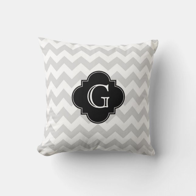 Light Grey White Chevron Black Quatrefoil Monogram Kussen (Voorkant)