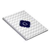 Light Grey White Chevron Navy Quatrefoil Monogram Notitieboek (Rechterzijde)