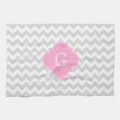 Light Grey White Chevron Pink Quatrefoil Monogram Theedoek (Horizontaal)