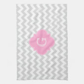 Light Grey White Chevron Pink Quatrefoil Monogram Theedoek (Verticaal)