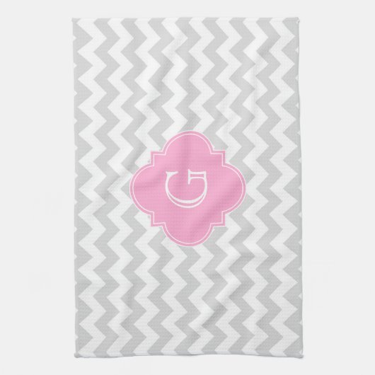 Light Grey White Chevron Pink Quatrefoil Monogram Theedoek (Verticaal)