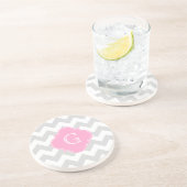 Light Grey White Chevron Pink Quatrefoil Monogram Zandsteen Onderzetter (Zijkant)