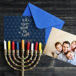 Light Heart Menorah Persoonlijke Hanukkah Foto Folie Feestdagenkaart<br><div class="desc">Deze blauwe kaart met het menorapatroon zet de gouden folie 'Laat je hart licht zijn' in en kan gepersonaliseerd worden met namen of berichten. Het omgekeerde kenmerkt uw volledige groottefoto.</div>