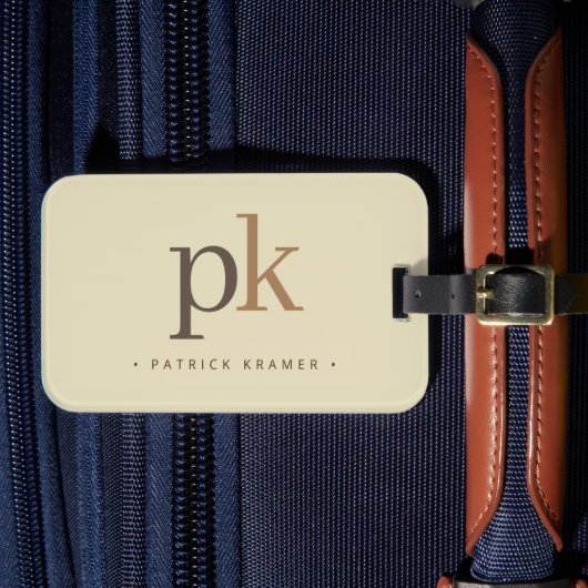 Light Khaki Two Tone Minimalist Monogram Bagagelabel (Voorkant Insitu 4)
