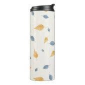 Light Pastel Blue and Brown Autumn Leaves Pattern Thermosbeker (Gedraaid links)