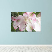 Light Roze alstroemeria Canvas Afdrukken (Insitu (Houten vloer))