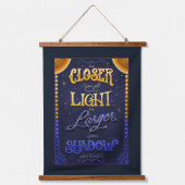 Light & Shadow Inspirational Quote Hangend Wandkleed (Voorkant)