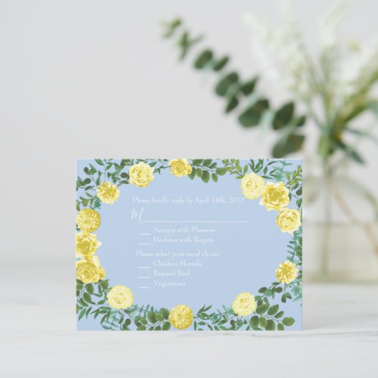 Light Yellow Bleek Blue Roos Wedding Reply Kaart (Staand voorkant)