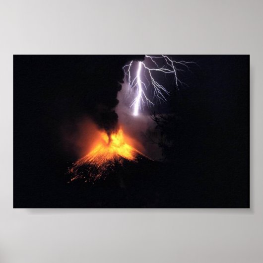 Lightning Strke over Volcano Indonesië Poster (Voorkant)