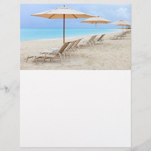 Ligstoelen op het oceaanstrand flyer (Voorkant)