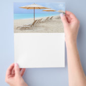 Ligstoelen op het oceaanstrand flyer (Hand)