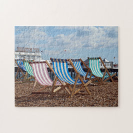 Ligstoelen op het strand in Brighton. Legpuzzel