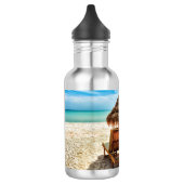 Ligstoelen op strand kussen waterfles  (Links)