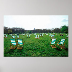 Ligstoelen verspreid in het groene park, Londen Poster