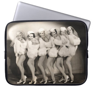Lijn chorusmeisjes in witte furvintage, retro, 1 laptop sleeve