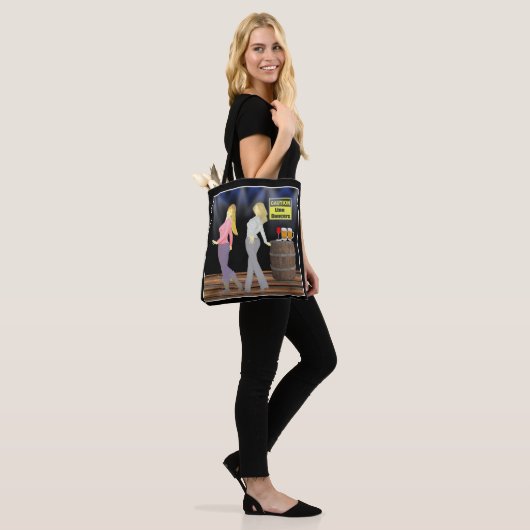 Lijndanserende vrouwen met waarschuwing tote bag (Op model)