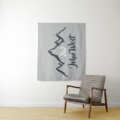 Lijngetrokken monogram voor berggebied, op maat wandkleed (In situ)