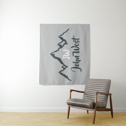 Lijngetrokken monogram voor berggebied, op maat wandkleed (In situ)