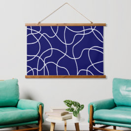 Lijnkunst: wit op donkerblauw hangend wandkleed