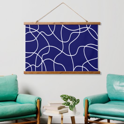 Lijnkunst: wit op donkerblauw hangend wandkleed (Woonkamer)