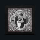 Lijst Foto Template Sieraden Box Cadeaudoosje<br><div class="desc">U kunt de foto personaliseren op deze lijsten foto template sieraden doos. Geweldig voor een bruiloft, verloving of familiefoto. Als u het afbeelding wilt wijzigen, gebruikt u de optie IT personaliseren. Als u andere wijzigingen wilt aanbrengen, zoals het toevoegen van tekst of het wijzigen van de plaatsing van de fotogrootte,...</div>