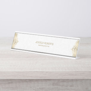 Lijst met goudflorale mandala tegen witte achtergr bureau naambordje