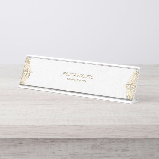 Lijst met goudflorale mandala tegen witte achtergr bureau naambordje (Voorkant)