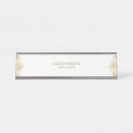 Lijst met goudflorale mandala tegen witte achtergr bureau naambordje