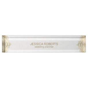 Lijst met goudflorale mandala tegen witte achtergr naambordje