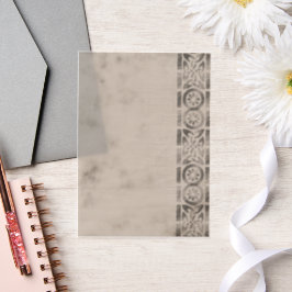 Lijst met grijze zijde vellum uitnodigingen